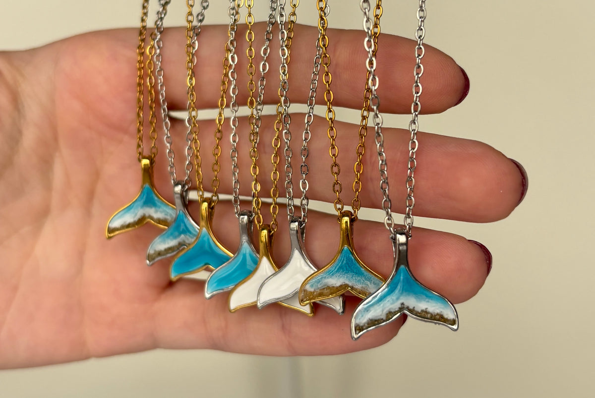 Collares con forma de cola de ballena o sirena con temática interior de playa hecha a mano, con resina y acero inoxidable plateado y dorado