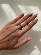Anillo azul y plateado de acero inoxidable y arcilla