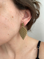 Pendientes forma de hoja dorada, ligeros de arcilla polimerica y acero inoxidable