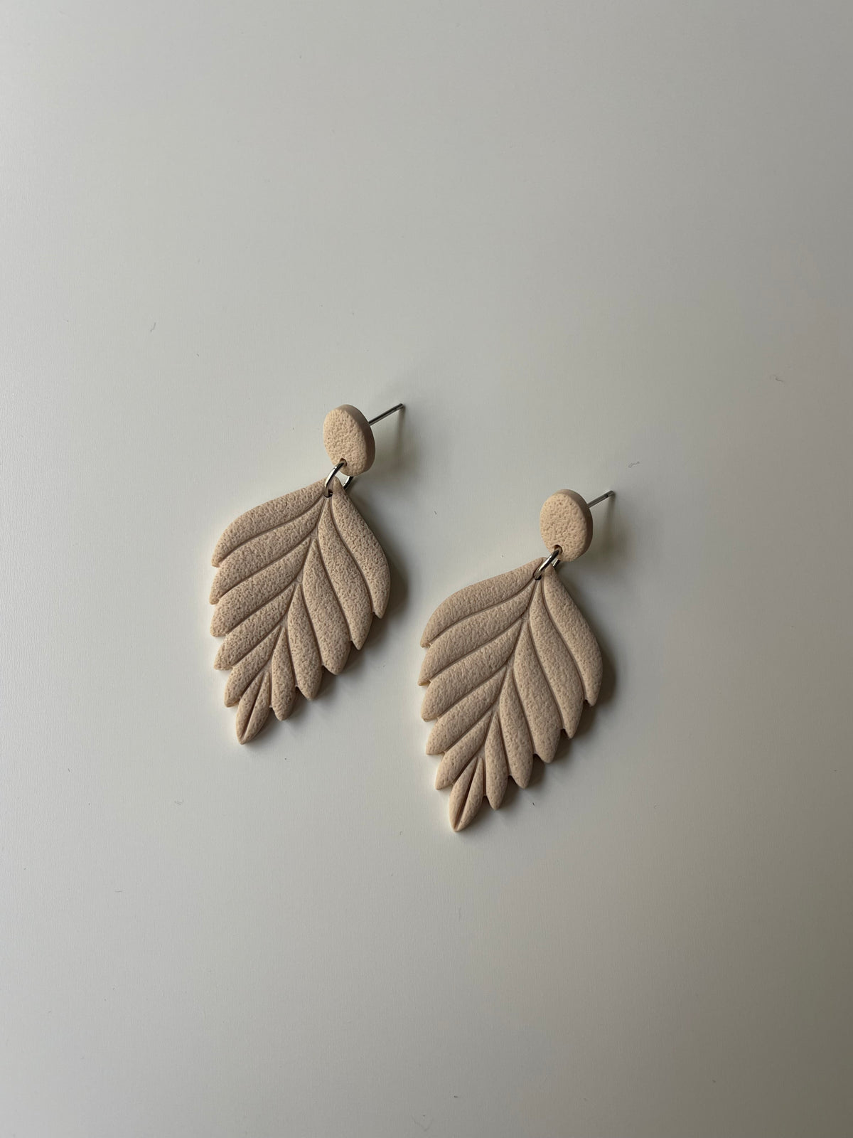 Pendientes artesanales y ligeros de arcilla polimérica y acero inoxidable
