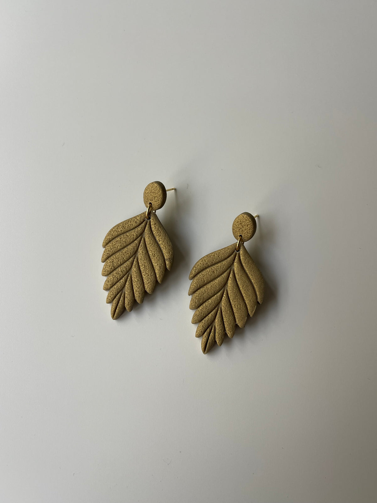 Pendientes artesanales y ligeros de arcilla polimérica y acero inoxidable
