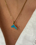 Collar veraniego, diseño ballena/sirena de resina y acero inoxidable dorado