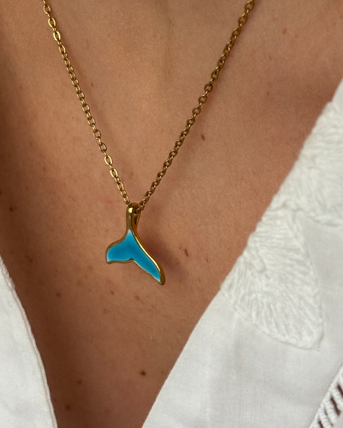 Collar veraniego, diseño ballena/sirena de resina y acero inoxidable dorado