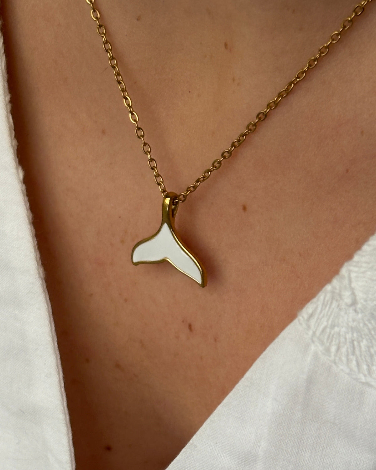 Collar veraniego, diseño ballena/sirena de resina y acero inoxidable dorado