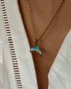 Collar veraniego, diseño ballena/sirena de resina y acero inoxidable dorado