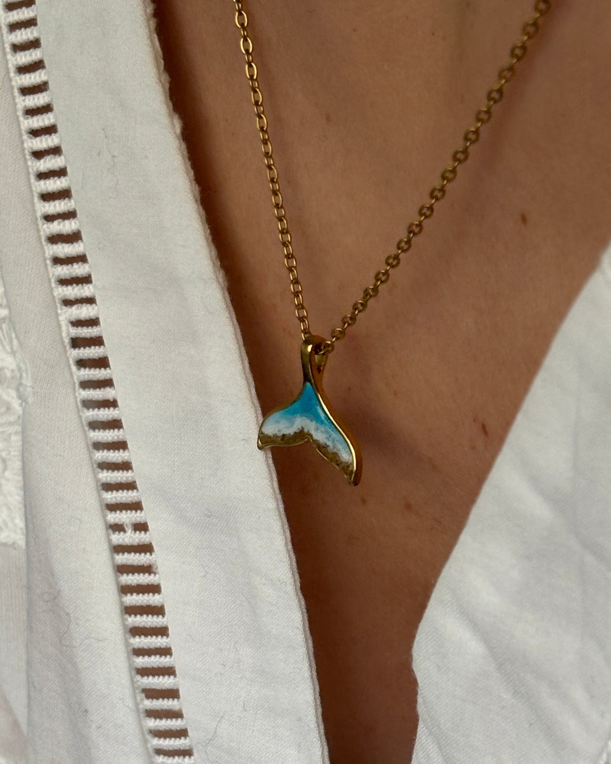 Collar veraniego, diseño ballena/sirena de resina y acero inoxidable dorado