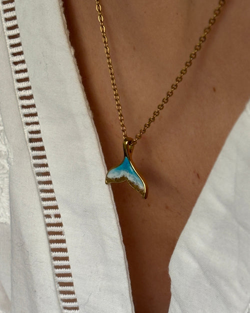 Collar veraniego, diseño ballena/sirena de resina y acero inoxidable dorado