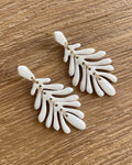 Pendientes medianos beige, ligeros y resistentes
