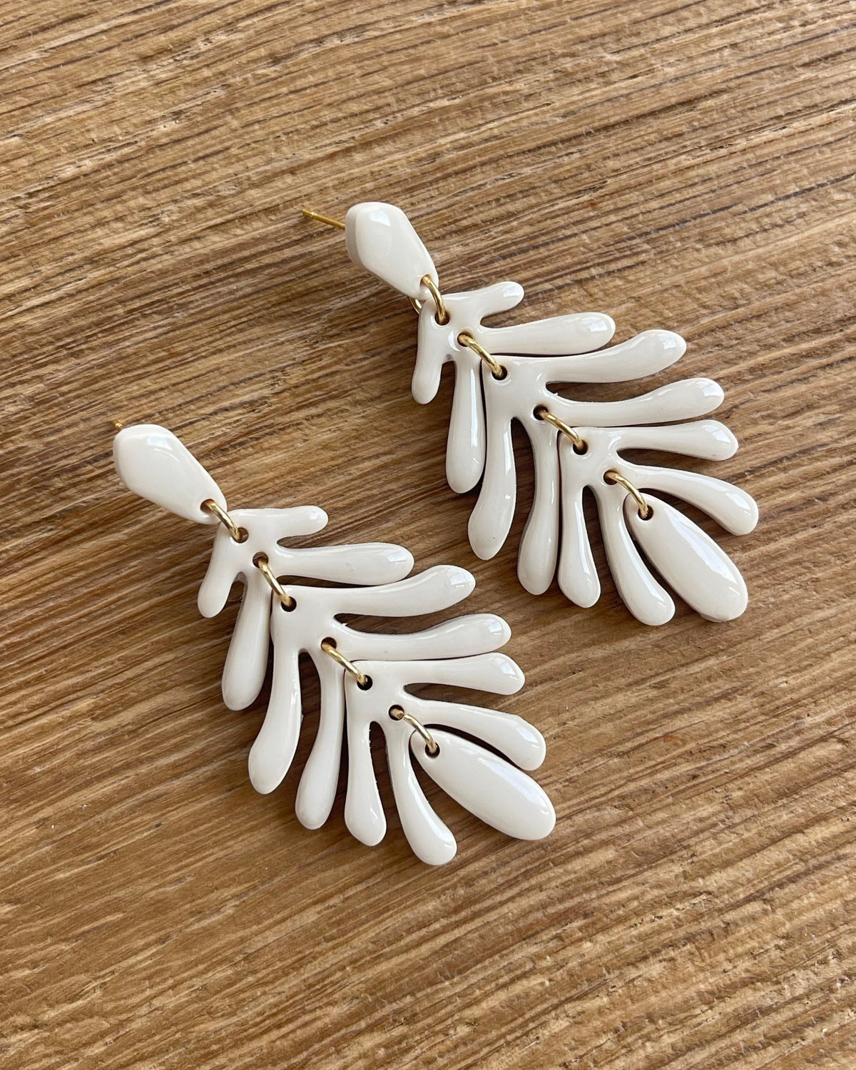 Pendientes medianos beige, ligeros y resistentes