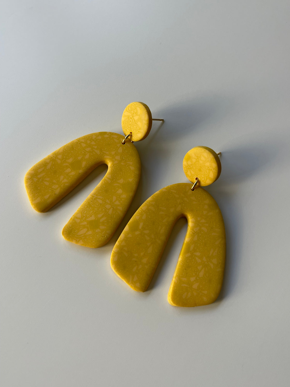 Pendientes ligeros en amarillo y acero inoxidable  