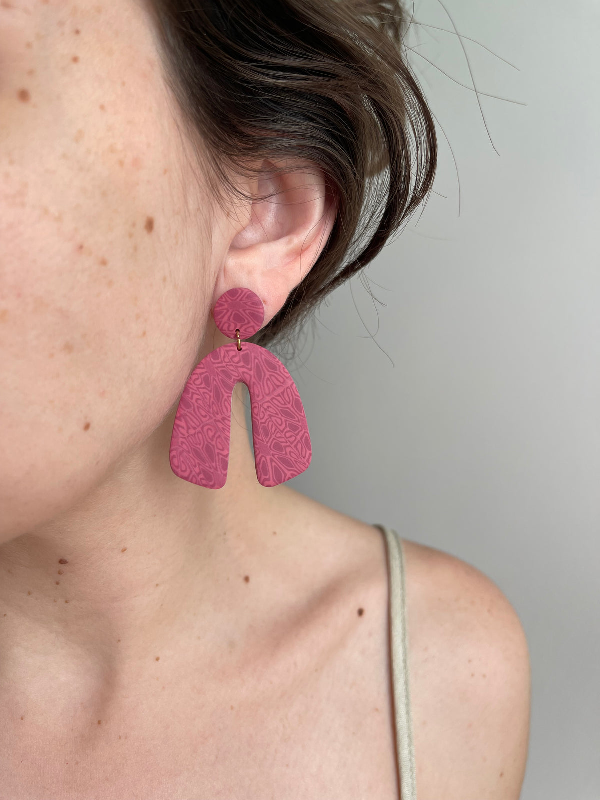 Pendientes rosa, grandes y ligeros de acero inoxidable  
