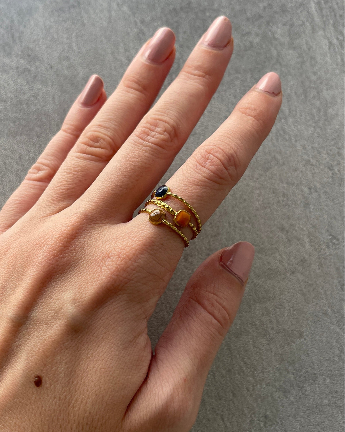 Anillo marrón, naranja y dorado de acero inoxidable y arcilla polimérica