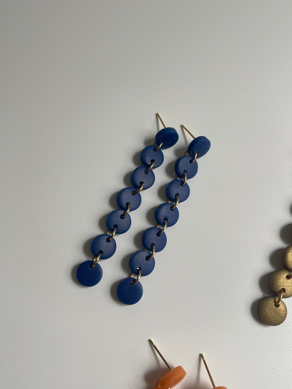 Pendientes largos y ligeros de acero inoxidable y arcilla polimerica color azul marino 