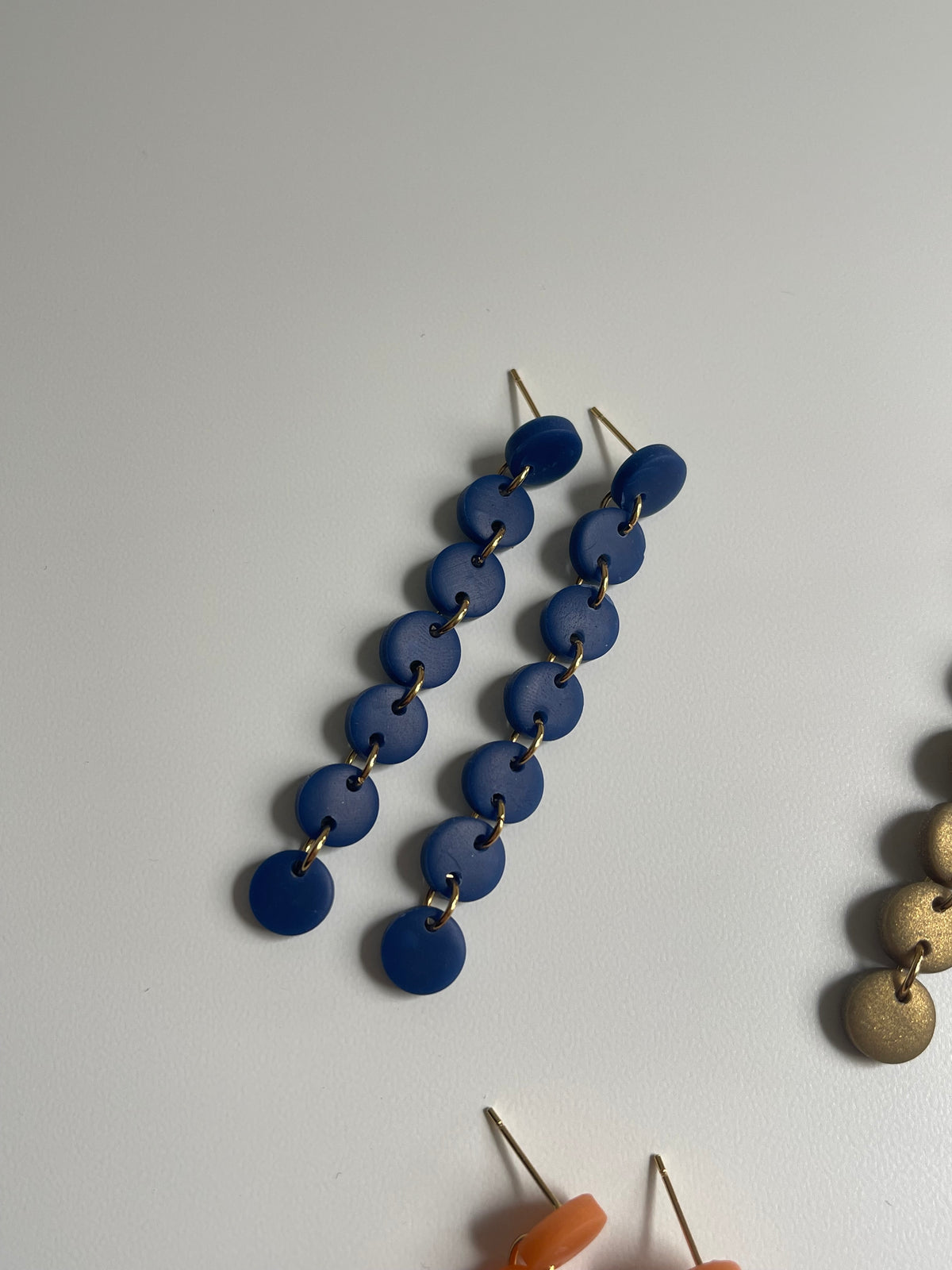 Pendientes largos y ligeros de acero inoxidable y arcilla polimerica color azul marino 