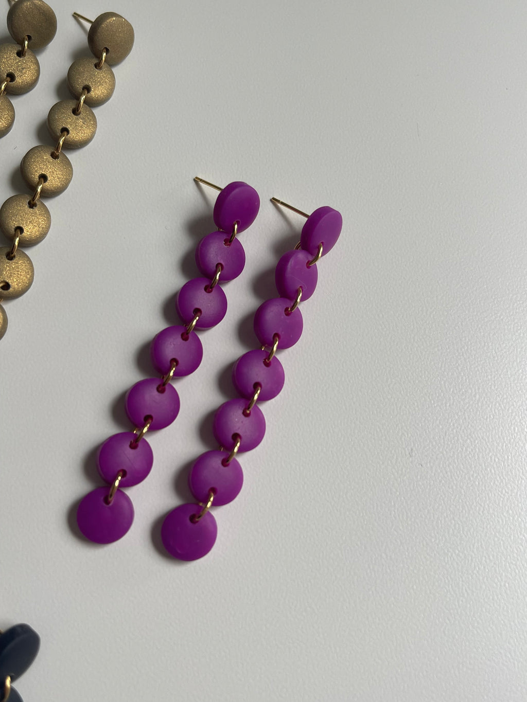 Pendientes largos y ligeros de acero inoxidable y arcilla polimerica color Buganvilla 
