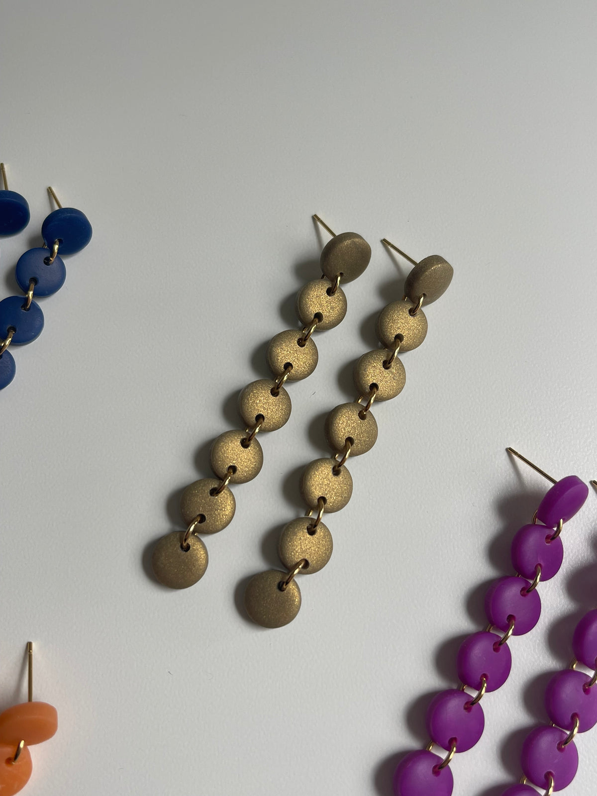 Pendientes largos y ligeros de acero inoxidable y arcilla polimerica color dorados
