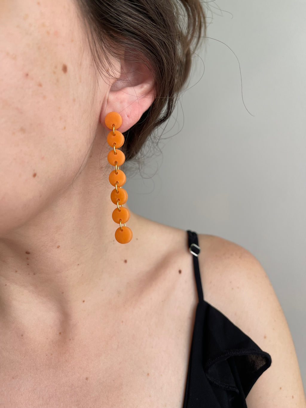 Pendientes naranja, largos y ligeros de arcilla polimérica y acero inoxidable