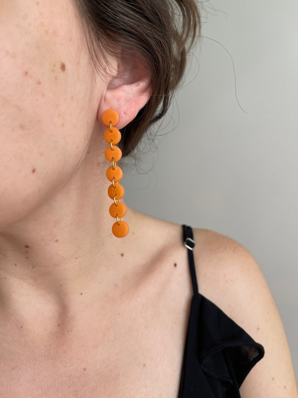 Pendientes naranja, largos y ligeros de arcilla polimérica y acero inoxidable