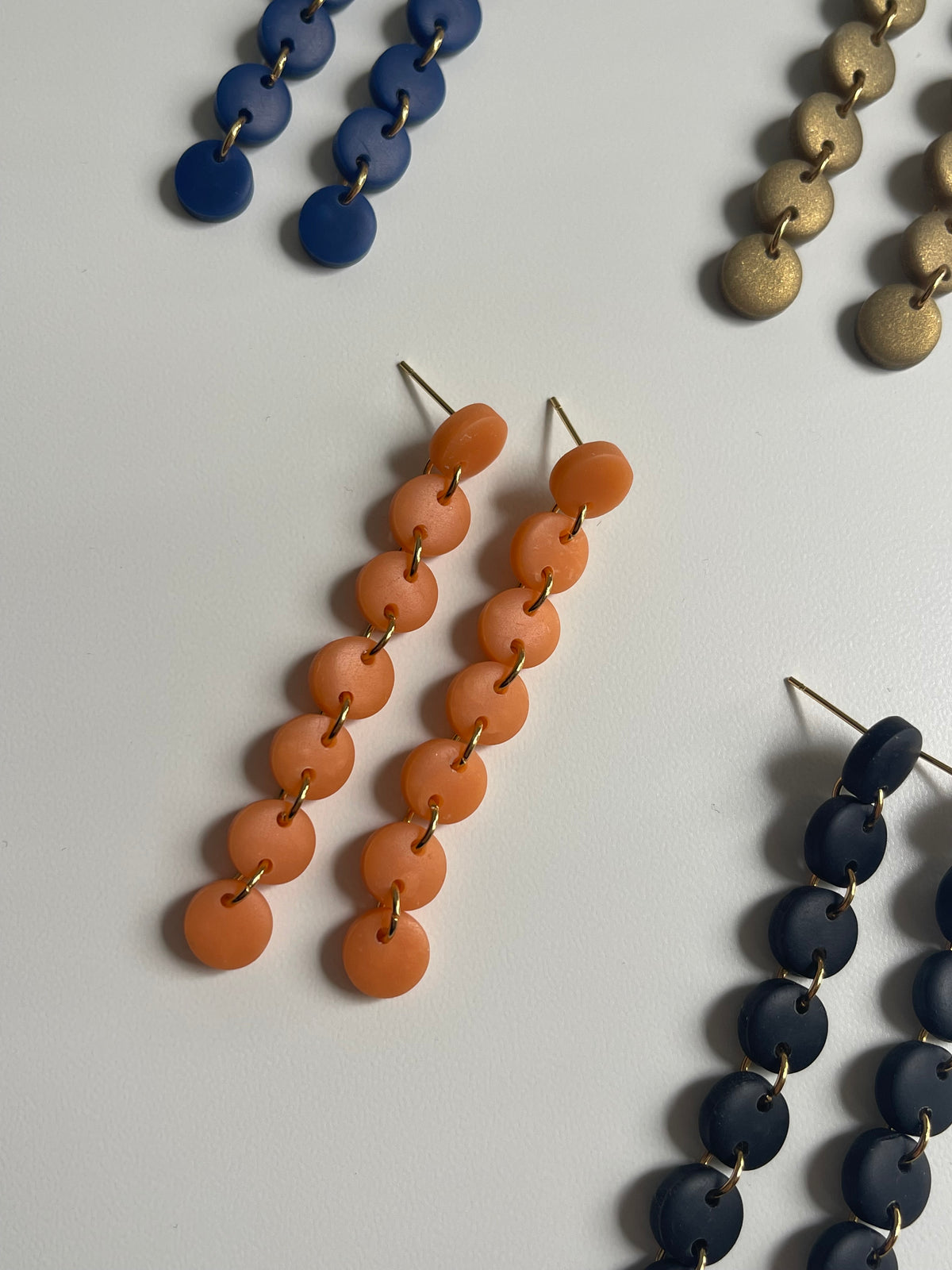 Pendientes largos y ligeros de acero inoxidable y arcilla polimerica color naranjas