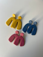 Pendientes artesanales en azul, rosa, amarillo y acero inoxidable  