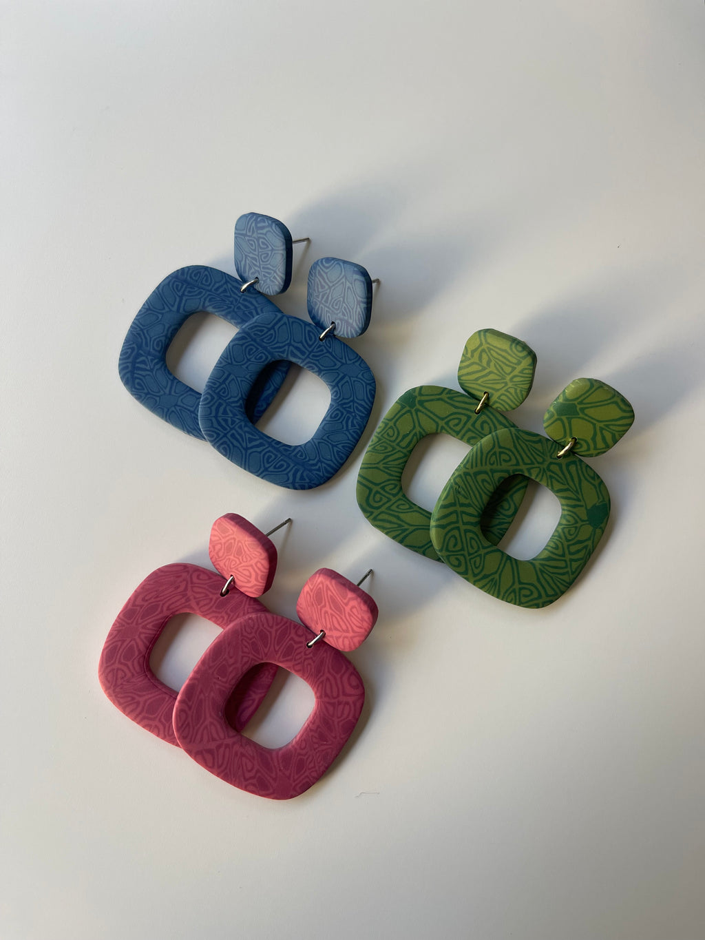 Pendientes artesanales en azul, verde, rosa. acero inoxidable  