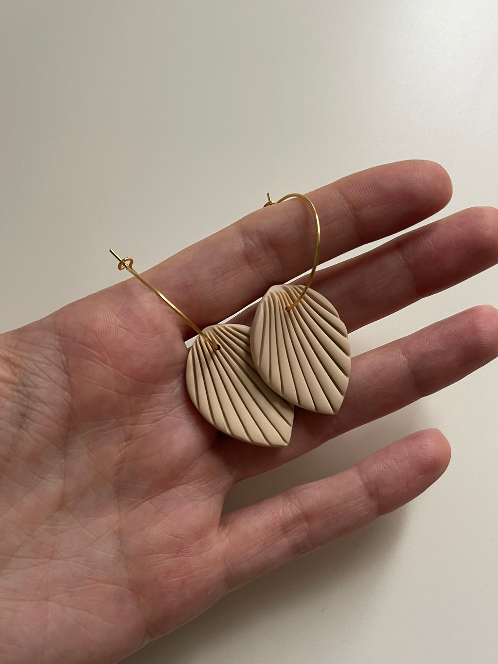 Pendientes forma de hoja beige en aro dorado de acero inoxidable