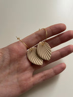 Pendientes forma de hoja beige en aro dorado de acero inoxidable