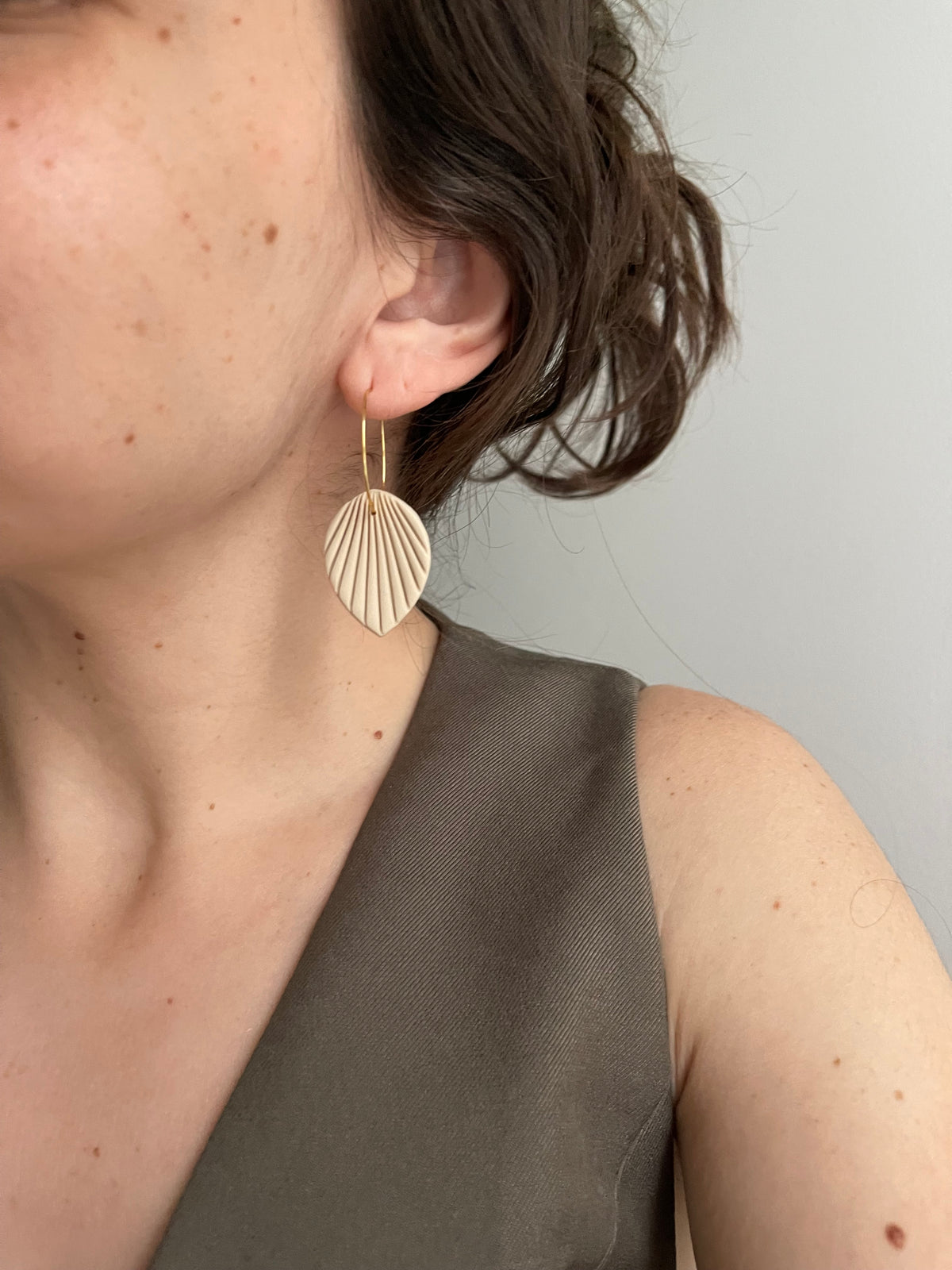 Pendientes forma de hoja beige en aro dorado de acero inoxidable