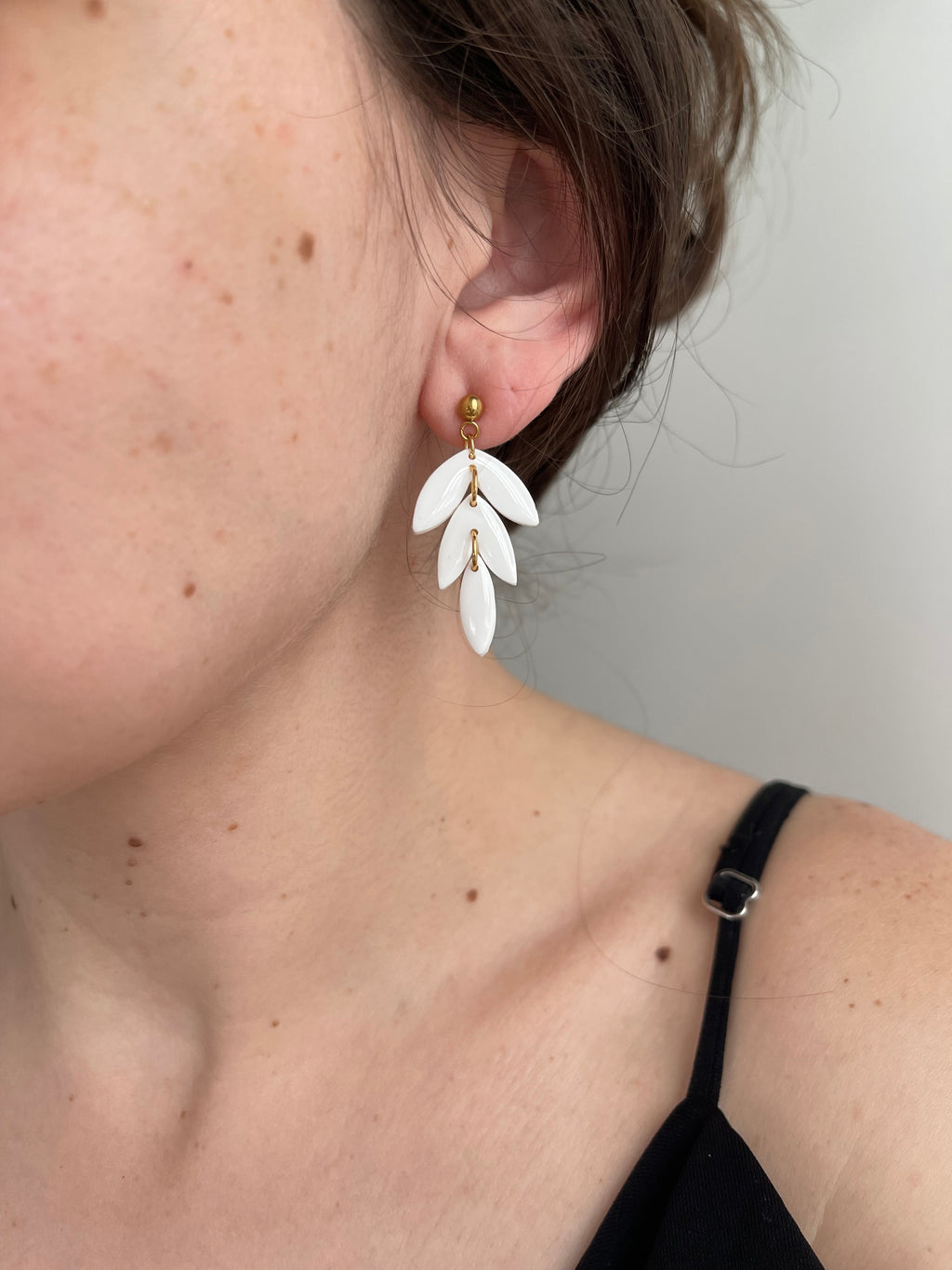 Pendientes hojas blancas de arcilla polimerica y acero inoxidable