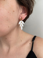 Pendientes hojas blancas de arcilla polimerica y acero inoxidable