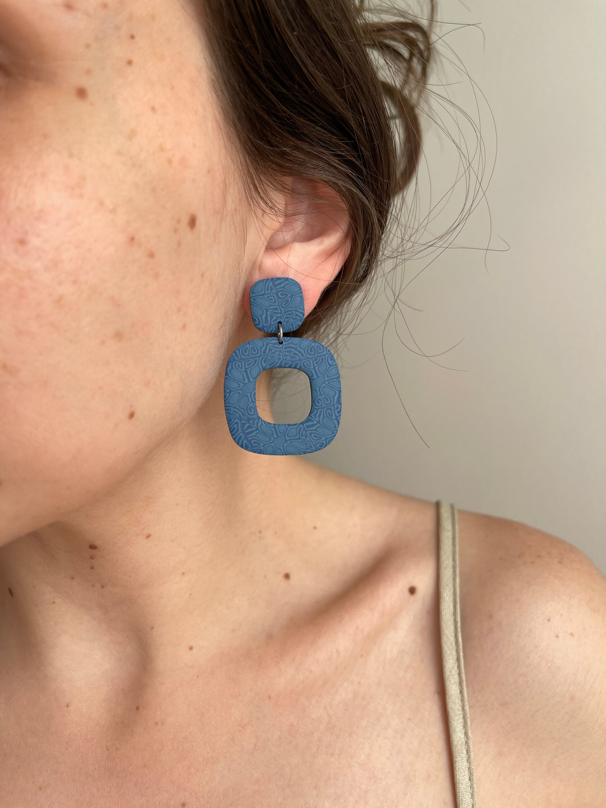 Pendientes cuadrados azules, ligeros y artesanales de arcilla polimerica y acero inoxidable