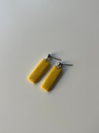 Pendientes rectangulares con estampado amarillo de arcilla polimérica y acero inoxidable