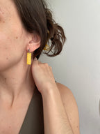Pendientes rectangulares con estampado amarillo de arcilla polimérica y acero inoxidable puestos