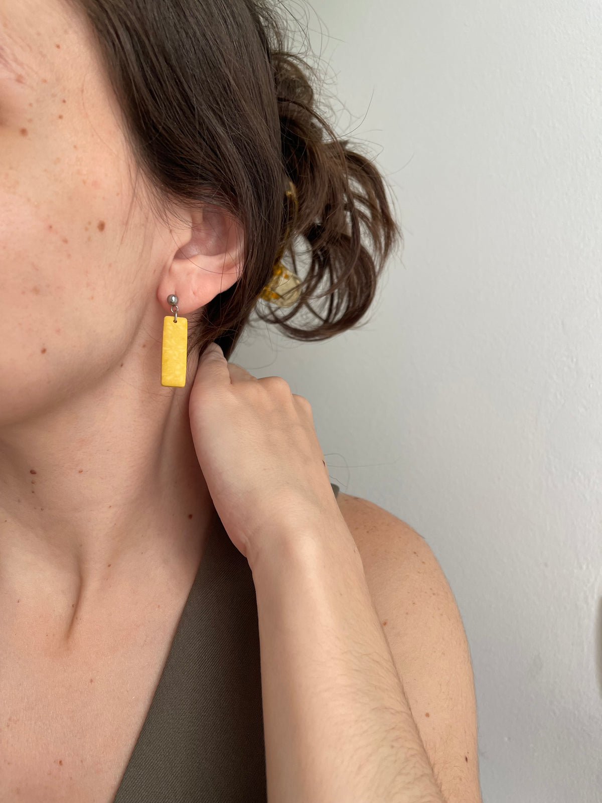 Pendientes rectangulares con estampado amarillo de arcilla polimérica y acero inoxidable puestos