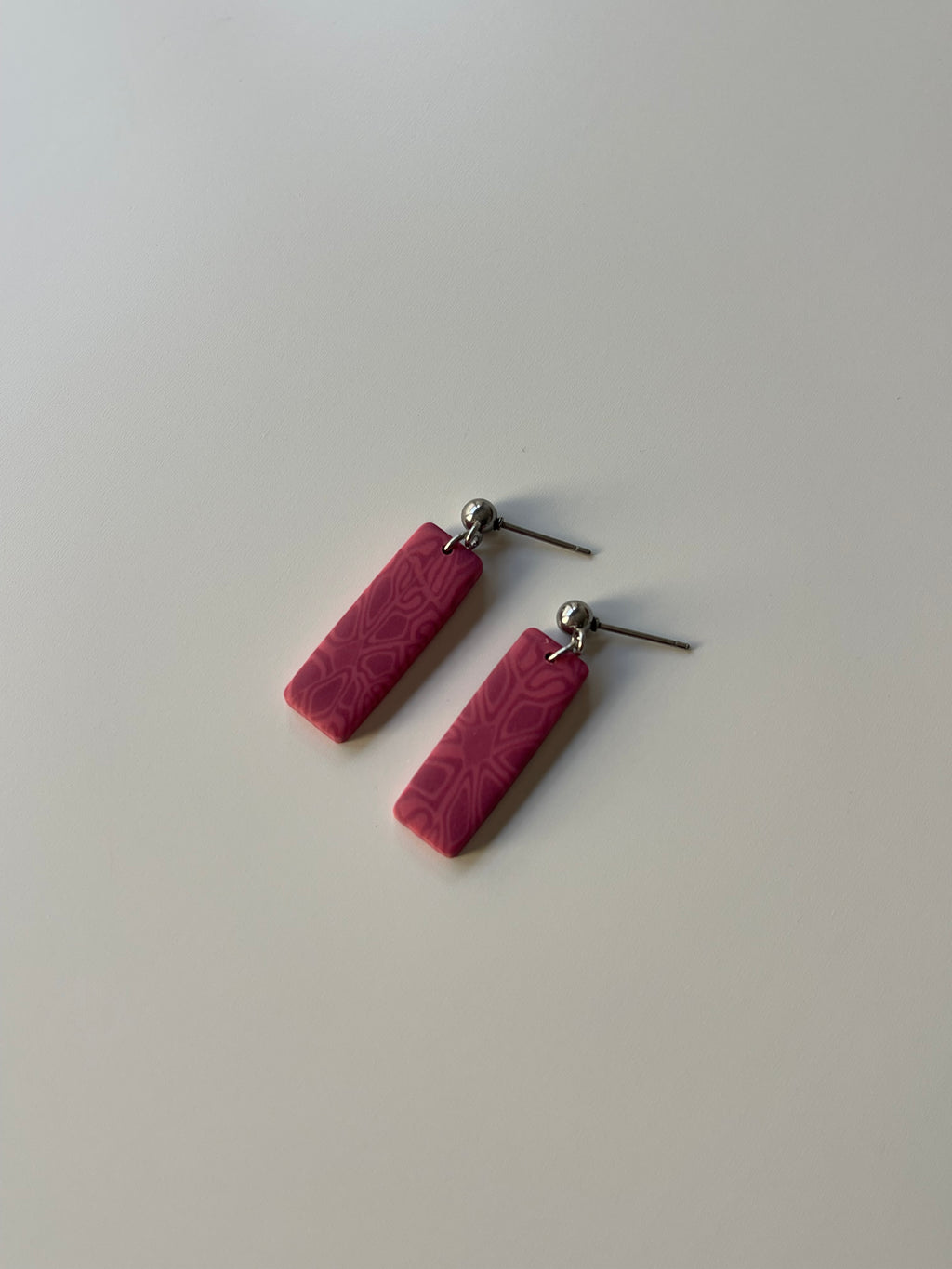 Pendientes rectangulares con estampado rosa de arcilla polimérica y acero inoxidable