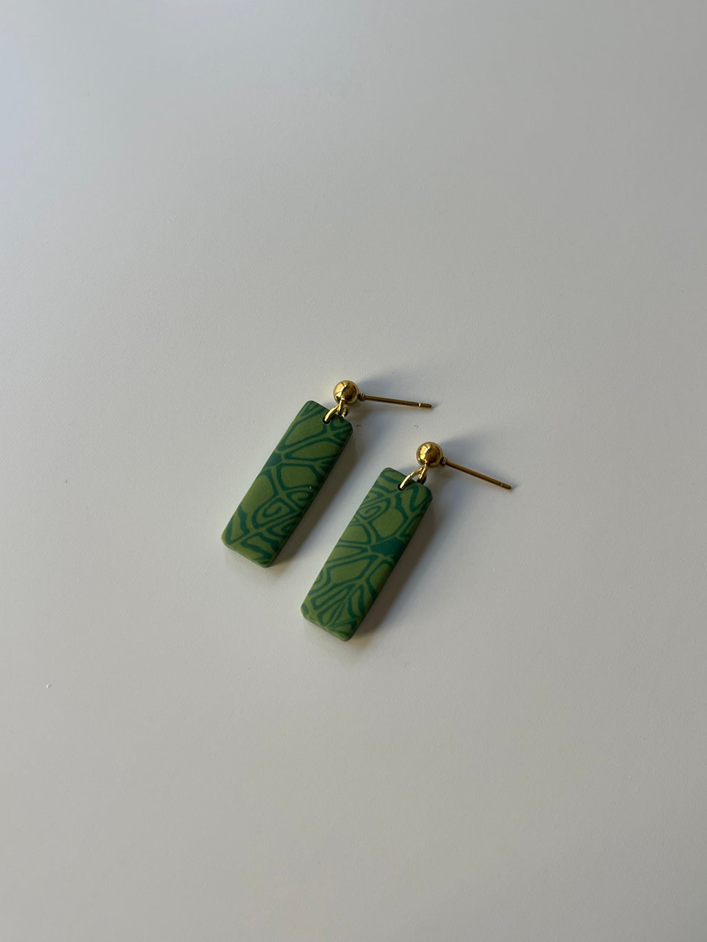 Pendientes rectangulares con estampado rosa, verde y amarillo de arcilla polimérica y acero inoxidable